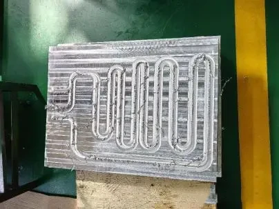 Water-cooled plate runner design Diseño de canal de placa refrigerado por agua