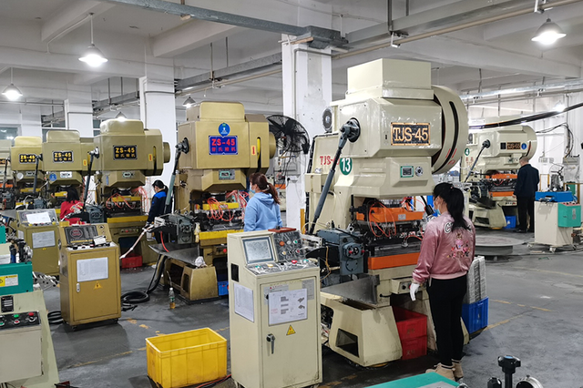 Proceso de estampado de aletas