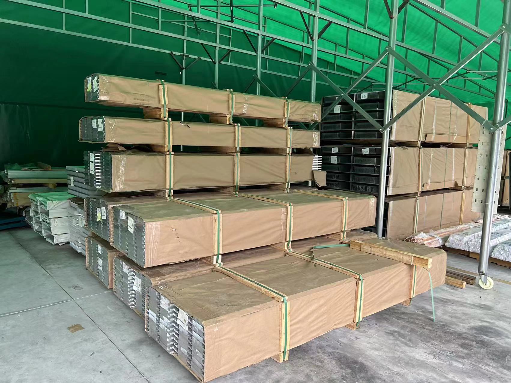 El disipador de calor de la tuber&iacute;a de calor de la aleta de alta energ&iacute;a de Winshare Thermal proporciona un enfriamiento superior para los sistemas de almacenamiento de energ&iacute;a. Integrando la tecnolog&iacute;a de aleta esquivada avanzada con tuber&iacute;as de calor de cobre de alta eficiencia, este disipador de calor garantiza un manejo t&eacute;rmico &oacute;ptimo, mejorando la confiabilidad del sistema y el rendimiento en aplicaciones compactas de alta potencia.