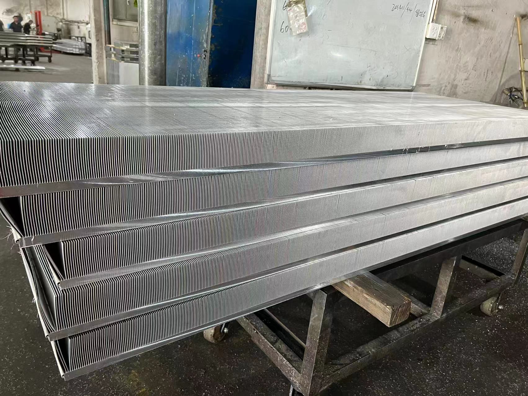 El disipador de calor de la tuber&iacute;a de calor de la aleta de alta energ&iacute;a de Winshare Thermal proporciona un enfriamiento superior para los sistemas de almacenamiento de energ&iacute;a. Integrando la tecnolog&iacute;a de aleta esquivada avanzada con tuber&iacute;as de calor de cobre de alta eficiencia, este disipador de calor garantiza un manejo t&eacute;rmico &oacute;ptimo, mejorando la confiabilidad del sistema y el rendimiento en aplicaciones compactas de alta potencia.