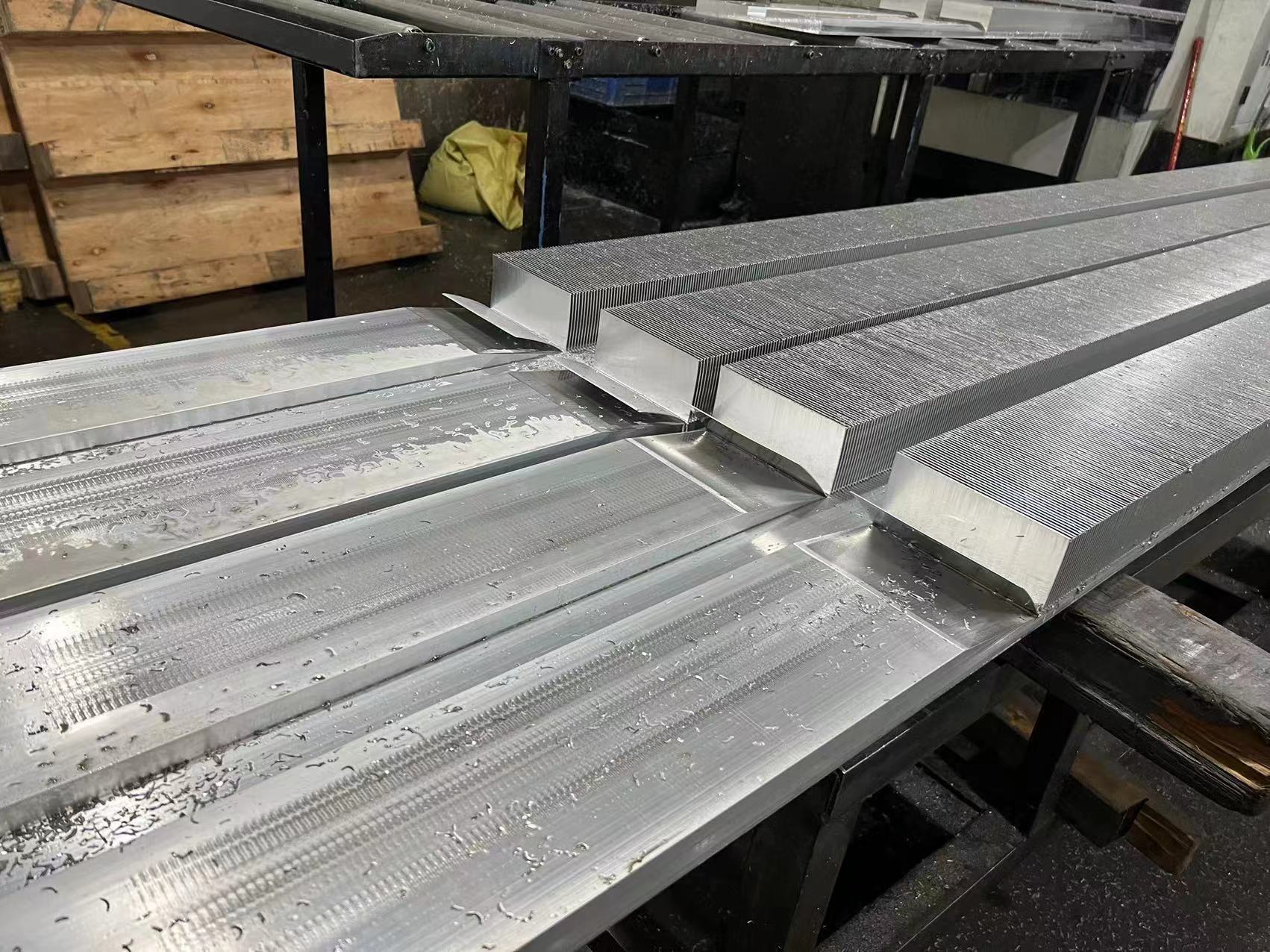 El disipador de calor de la tuber&iacute;a de calor de la aleta de alta energ&iacute;a de Winshare Thermal proporciona un enfriamiento superior para los sistemas de almacenamiento de energ&iacute;a. Integrando la tecnolog&iacute;a de aleta esquivada avanzada con tuber&iacute;as de calor de cobre de alta eficiencia, este disipador de calor garantiza un manejo t&eacute;rmico &oacute;ptimo, mejorando la confiabilidad del sistema y el rendimiento en aplicaciones compactas de alta potencia.